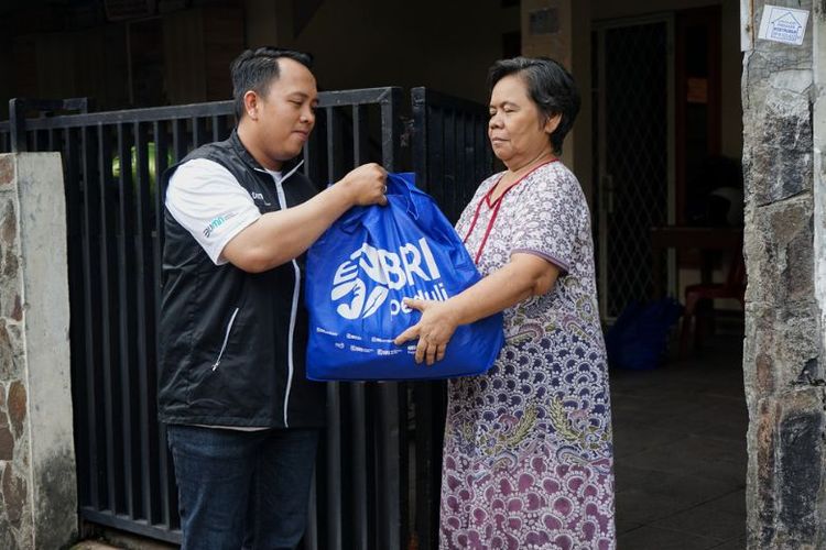 BRI Group bagikan 100.000 paket sembako di berbagai daerah Indonesia. 