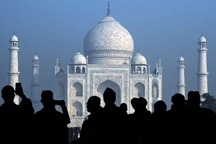 Taj Mahal merupakan salah satu tempat wisata terbesar di India.

