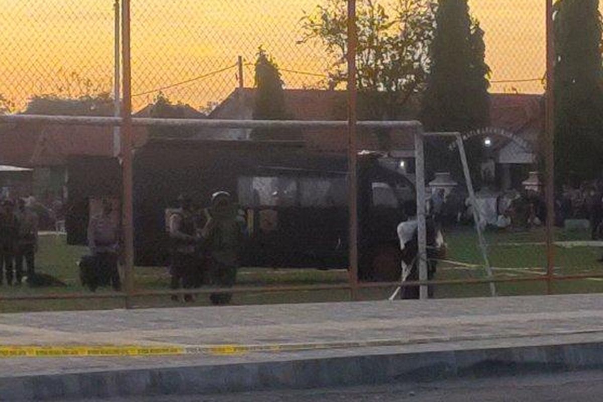 Tim Gegana Brimob Polda Jabar menggeledah pria yang mengaku membawa bom di Alun-alun Leuwimunding, Kabupaten Majalengka, Senin (23/5/2022). Pria yang mengaku bawa bom itu sempat mendatangi salah satu bank di kawasan itu.