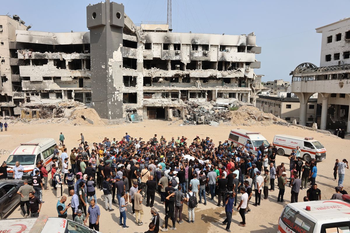 Para pelayat membawa jenazah warga Palestina, termasuk jurnalis dan seorang petugas medis, yang tewas dalam serangan Israel semalam, menjelang pemakaman massal di luar Rumah Sakit Al-Shifa di Kota Gaza pada Senin (11/8/2025). 