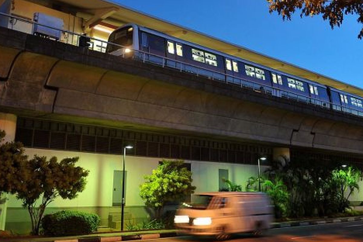 Sebuah ambulans melintas di stasiun Tanah Merah menyusul tersambarnya MRT Singapura oleh petir, Senin (20/11/2017) sore.