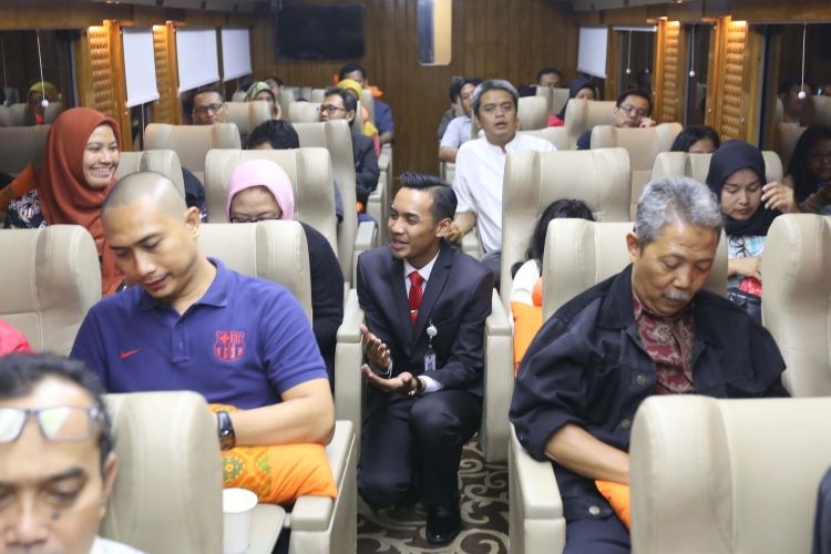 Suasana di dalam gerbong kereta api wisata priority saat perjalanan dari Jakarta menuju Jogjakarta, Jumat (4/8/2017). Kereta wisata kelas priority ini memiliki fasilitas antara lain Audio Visual On Demain (AVOD) di setiap kursi penumpang, Mini Bar, TV 52 Inch, Crew Khusus, Toilet Khusus dan Kursi yang lebih nyaman dari kelas eksekutif, harga tiket mulai dari Rp 750.000 sudah termasuk jasa restorasi 1x makan dan minum.