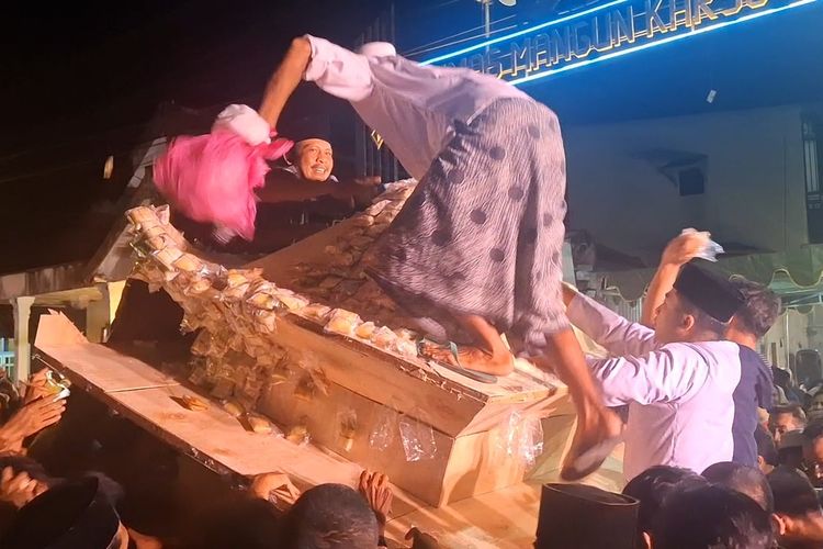 Grebek Tempe Wedok Meriahkan Tahun Baru Islam di Lumajang, Warga Berebut Ribuan Tempe Berkah