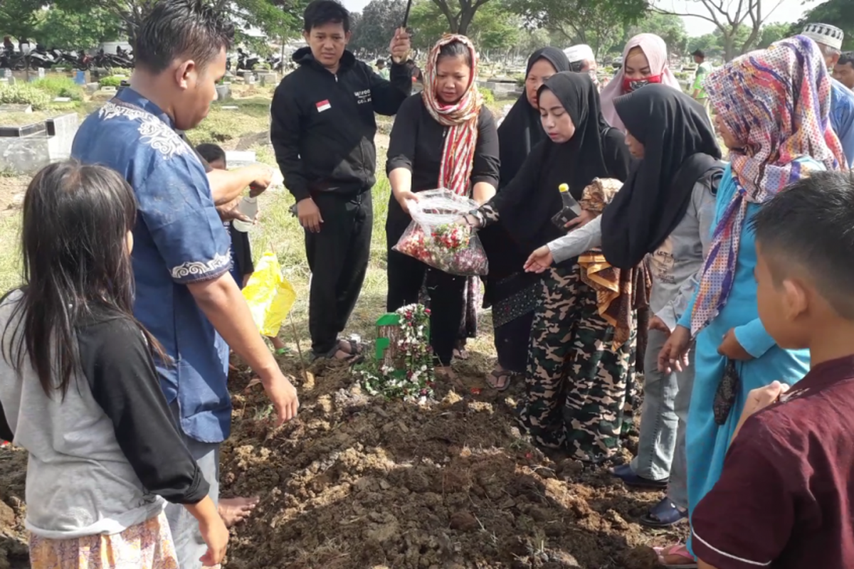 Suasana pemakaman Nurhayati, korban pembunuhan di Apartemen Green Pramuka, Senin (7/1/2019).