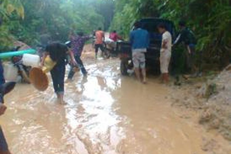 Salah satu contoh pemandangan jalan penghubung antar desa di Pulau Enggano, Bengkulu.