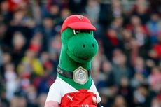 Oezil Sambut Kembalinya Gunnersaurus, Maskot Arsenal yang Hampir Punah