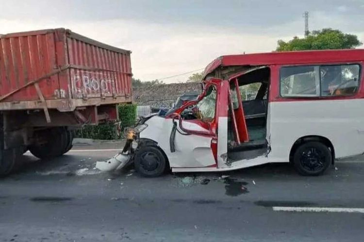 Angkot jurusan Serang Balaraja mengalami kecelakaan di Tol Tangerang Merak pagi tadi. 17 orang karyawan PT Nikomas Gemilang mengalami luka luka dan harus dibawa ke rumah sakit.