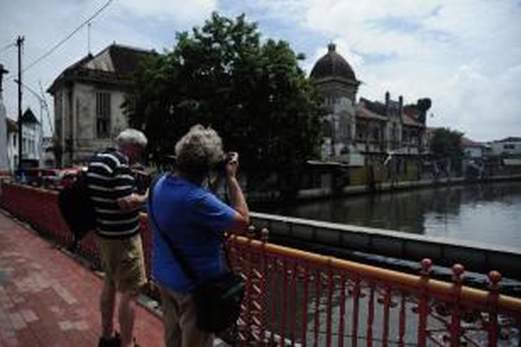 Pasangan turis dari Belanda memanfaatkan waktu singgah kapal pesiar yang membawa mereka dengan berjalan-jalan di Kawasan Kota Lama, Kota Semarang, Jawa Tengah, Jumat (6/1/2012). 