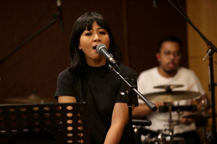 Penyanyi Astrid Sartiasari berlatih menjelang konser Musika Foresta di Jakarta, Jumat (12/5/2017). Konser Musika Foresta akan digelar di Balai Sarbini Sabtu, 13 Mei besok.