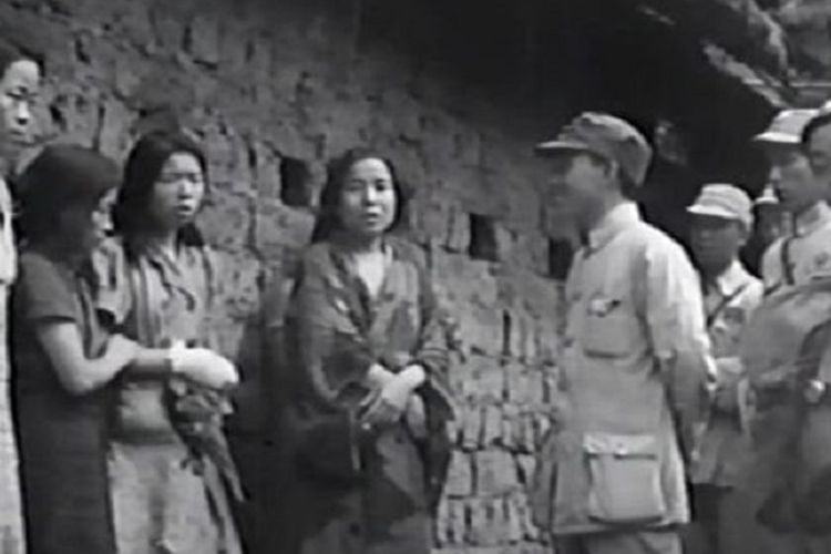 Ini gambar diambil dari video berurasi 18 detik tersebut menunjukkan sejumlah perempuan terlihat berbaris dan berbicara dengan seorang tentara China.
