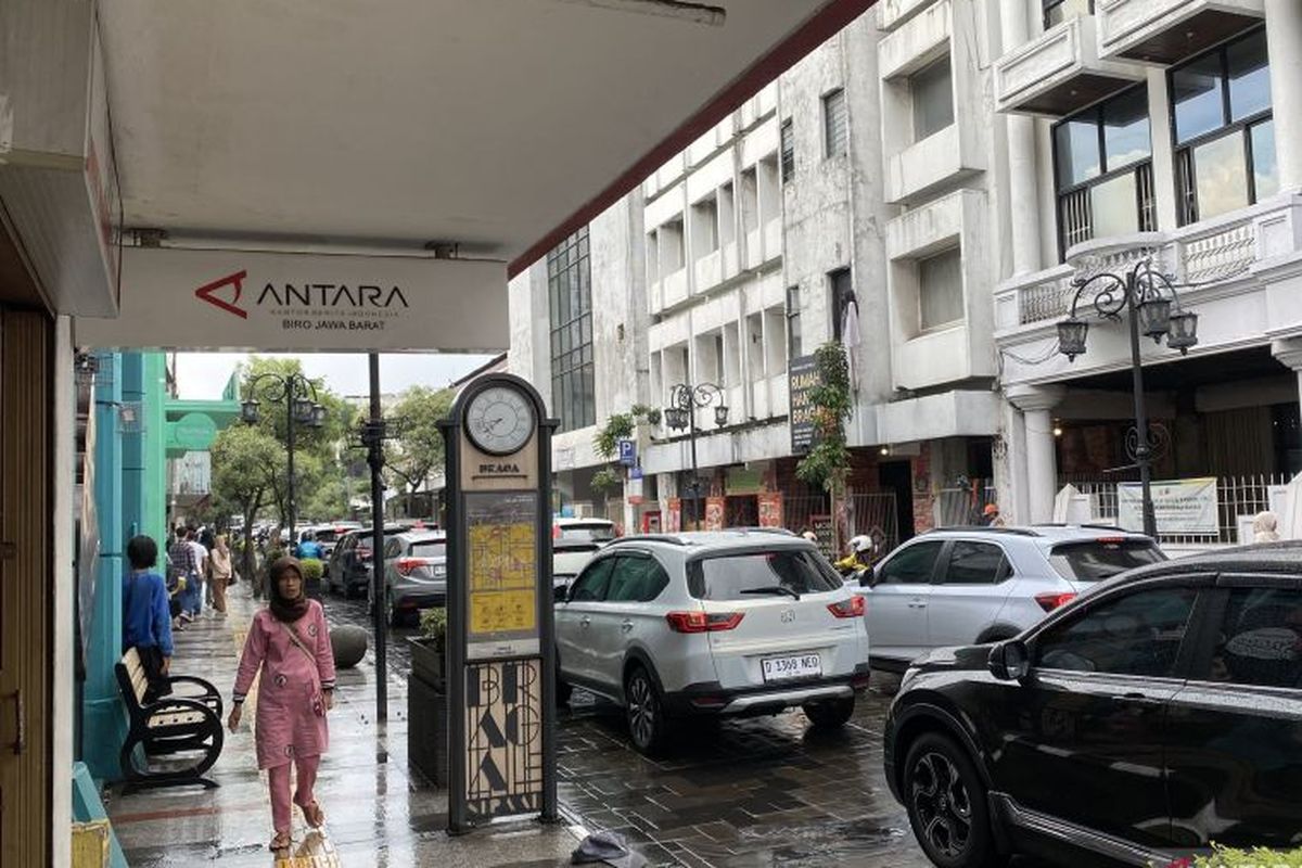 Situasi arus lalu lintas di sepanjang Jalan Braga, Kota Bandung, Jawa Barat, Rabu (10/1/2024).