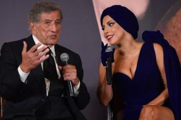 Lady Gaga (kanan) dan Tony Bennett memberi keterangan untuk pers dalam rangka peluncuran album Cheek to Cheek di Brussels, Belgia, pada 22 September 2014 waktu setempat.