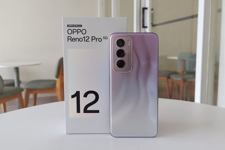 Oppo Reno 12 Pro bersama kotak penjualannya. Kini, ada label Oppo AI Phone di boks ponsel terbaru Oppo di Indonesia tersebut.