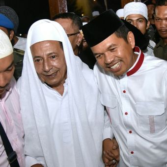 Habib Muhammad Luthfi bin Yahya bersama Bupati Purwakarta Dedi Mulyadi saat tabligh akbar dan zikir kebangsaan di Taman Pasanggrahan Padjadjaran, Purwakarta, Selasa (22/8/2017)