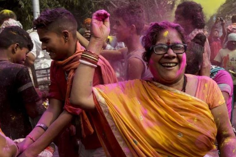 Seorang permepuan bergabung dalam festival Holi di Kolkata, India. (AP Photo/Bikas Das).