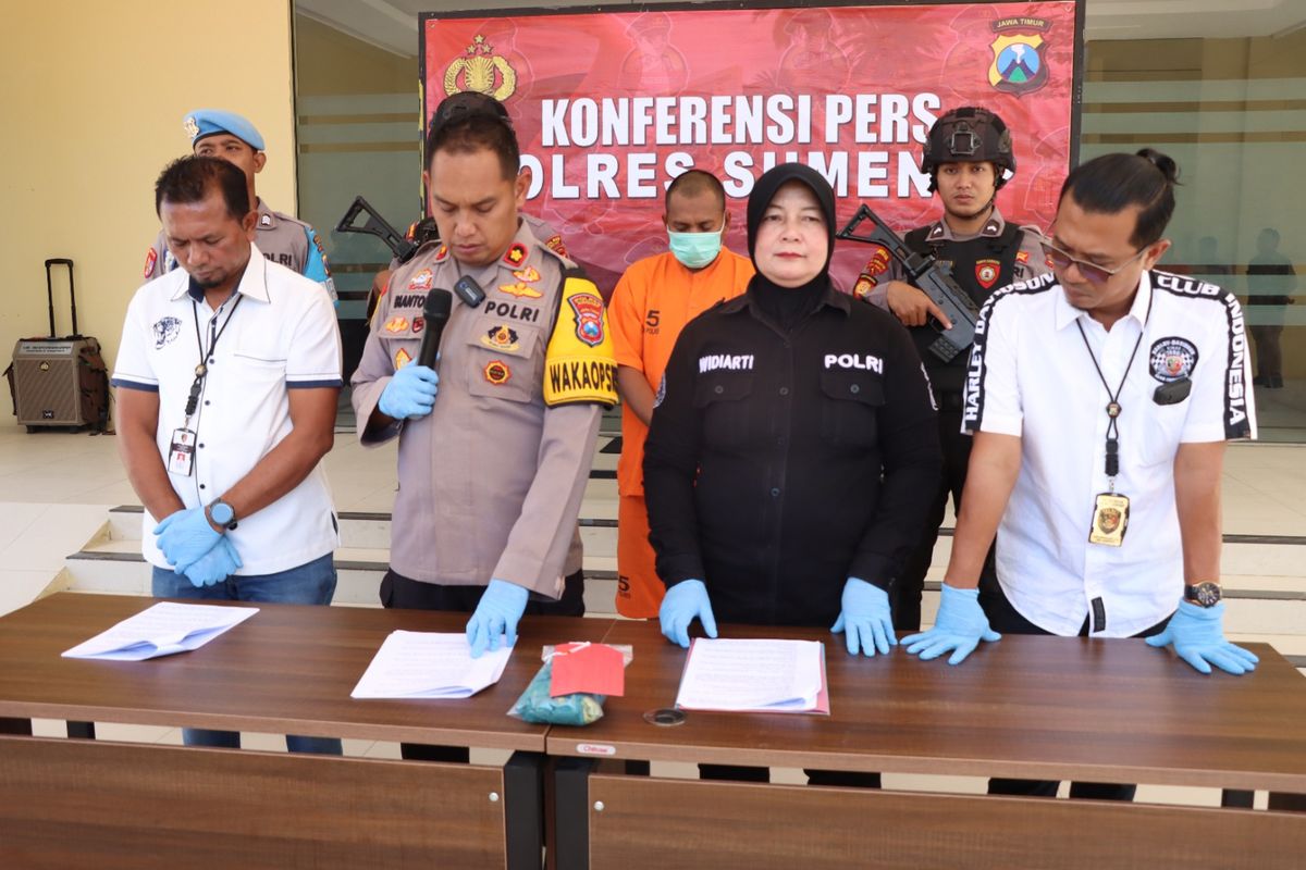 Pelaku pencabulan kepada anak tirinya saat di Polres Sumenep, Senin (12/8/2024).