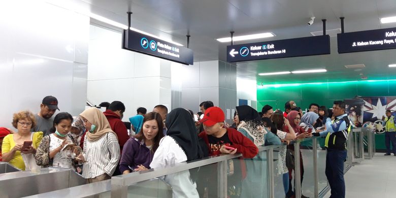 Penumpang MRT Jakarta yang menumpuk di salah satu pintu masuk, Stasiun MRT Bundaran HI, Senin (25/3/2019). Pihak MRT Jakarta mengatakan, angka keterangkutan harian penumpang hingga Juli 2022 mencapai rata-rata 60.000 orang per hari.