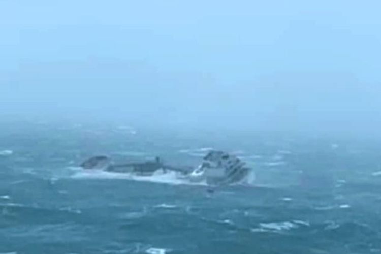 Tangkapan layar video suasana detik-detik Kapal Xing Shun 01 mengangkut 10.000 ton semen karam usai dihantam badai di laut lepas Pantai Kaohsiung, Taiwan, Senin (31/10/2022).