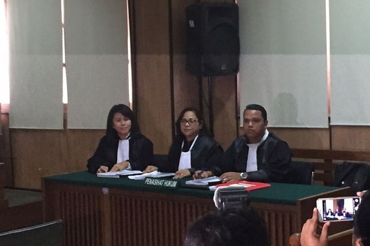Tim kuasa hukum Basuki Tjahaja Purnama alias Ahok, yaitu Fifi Lety Indra (kiri) yang merupakan adik kandung Ahok, Josefina Agatha Syukur (tengah), dan Daniel kanan, bersiap mengikuti  sidang Peninjauan Kembali (PK) vonis dua tahun penjara terhadap Ahok dalam kasus penodaan agama. Sidang PK itu digelar di PN Jakarta Utara, Senin (26/2/2018). 