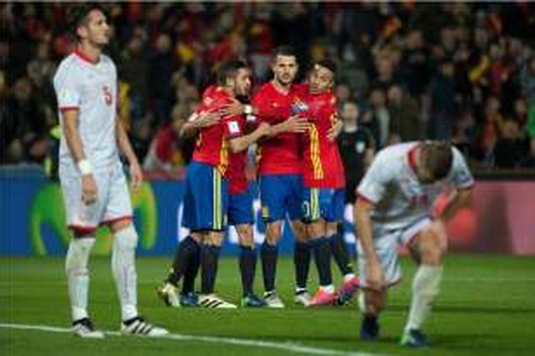 Para pemain Spanyol merayakan gol ke gawang Makedonia pada partai Kualifikasi Piala Dunia 2018 zona Eropa di Stadion Nuevo Los Carmenes, Sabtu (12/11/2016).