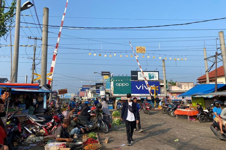 Suasana di perlintasan sebidang Pasar Rangkasbitung yang akan ditutup akan ditutup 31 Juli 2023 mendatang.