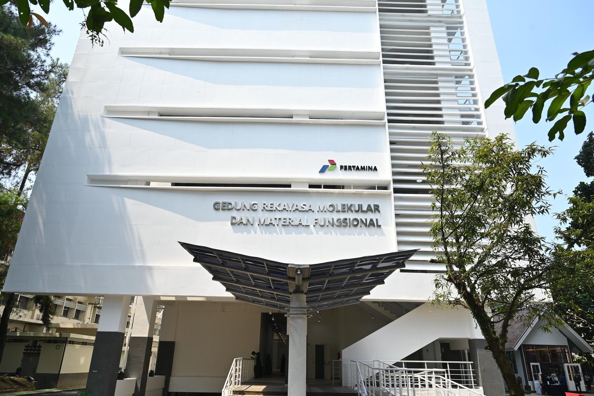 Gedung Rekayasa Molekular dan Material Fungsional di kawasan Institut Teknologi Bandung (ITB), Bandung, Jawa Barat yang dibangun PT Pertamina (Persero).
