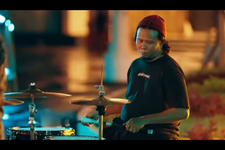 Reza, mantan drummer NOAH, tampil dalam remake video musik lagu Menghapus Jejakmu.