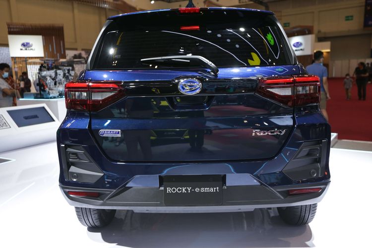 Daihatsu Rocky Hybrid dipamerkan di ajang Gaikindo Indonesia International Auto Show (GIIAS) 2022 di ICE BSD, Tangerang, Jumat (12/8/2022). Rocky Hybrid atau Rocky Series Hybrid menggunakan teknologi hibrida seri. Mesin konvensional pada mobil ini berfungsi sebagai generator untuk menyuplai energi ke baterai.