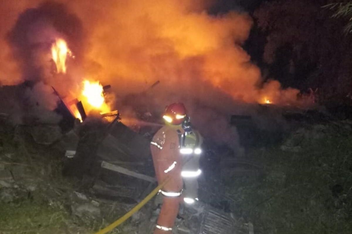 Sebuah Gudang Kayu Terbakar di Duren Sawit, Jakarta Timur, Kamis (1/8/2019).