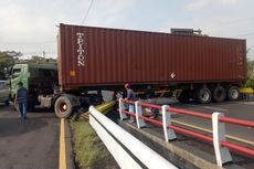 Rem Blong, Truk Kontainer Tabrak Truk Pengangkut Semen, Jalan Semarang-Salatiga Sempat Macet Parah