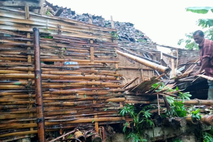 Salah satu rumah warga yang rusak akibat hujan dan angin kencang di Dusun Glindung, Desa Kalirejo, Kecamatan Sumbermalang, Kabupaten Situbondo, Provinsi Jawa Timur pada Rabu (27/12/2023).