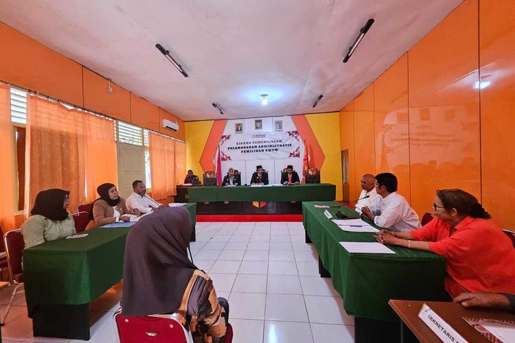 Sidang kedua agenda pembuktian perkara pencatutan nama warga Maluku Tengah sebagai caleg di Partai Garuda Dapil 3 Maluku Tengah yang berlangsung di Bawaslu Maluku, Karang Panjang Kota Ambon, Senin (11/12/2023)