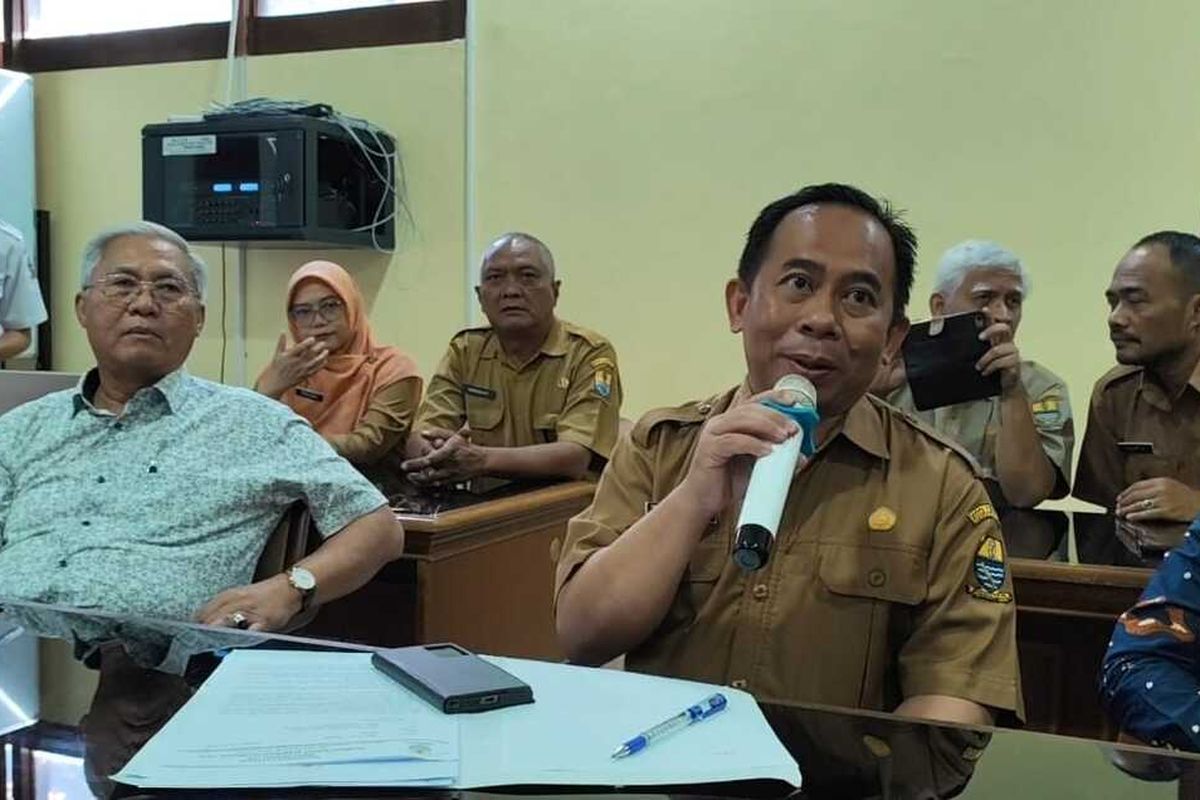 Katibi Dirut RSUD Gunung Jati Cirebon memberiikan keterangan terkait penanganan pasien digigit ular berbisa di kantor nya pada Selasa (15/7/2025) siang.
