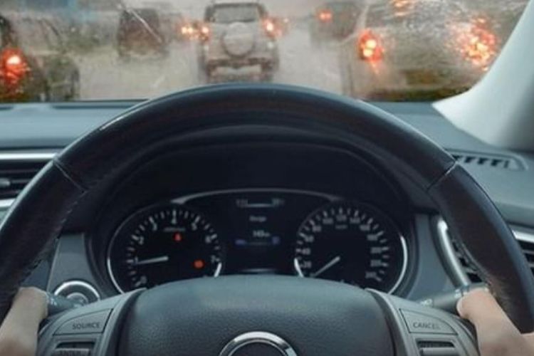 Jarak aman berkendara di jalan tol harus diperhatikan ketika kondisi hujan