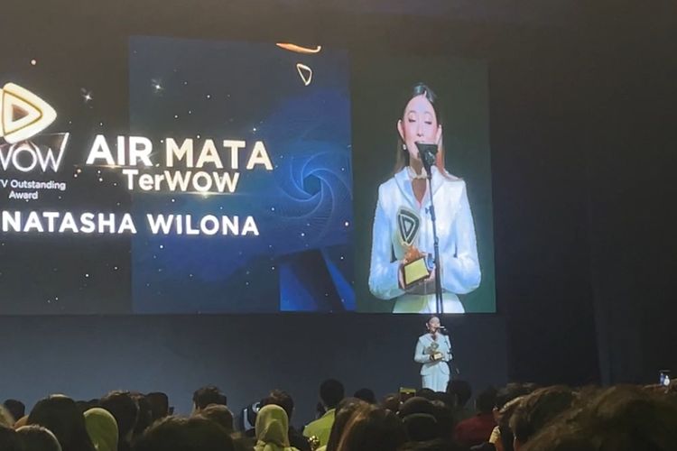 Aktris peran Natasha Wilona mendapatkan penghargaan Air Mata Terwow dari WeTV Outstanding Award. 