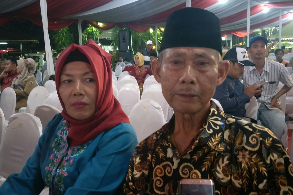 Pasangan tertua peserta nikah massal, Adjid Effendi (77) dan Rimih (55), di Balai Kota DKI Jakarta, Selasa (31/12/2019) malam.