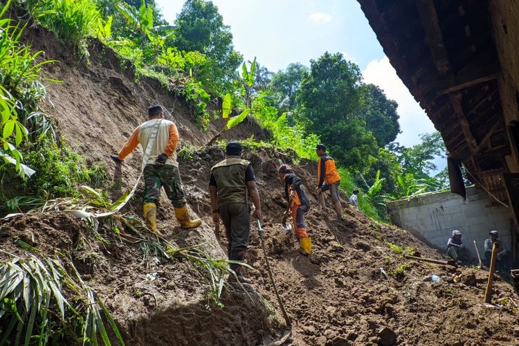 Dua rumah di Dukuh Kambangan, Desa Menawan, Kecamatan Gebog, Kabupaten Kudus, Jawa Tengah rusak parah tertimpa material tanah longsor, Senin (27/12/2021) malam.