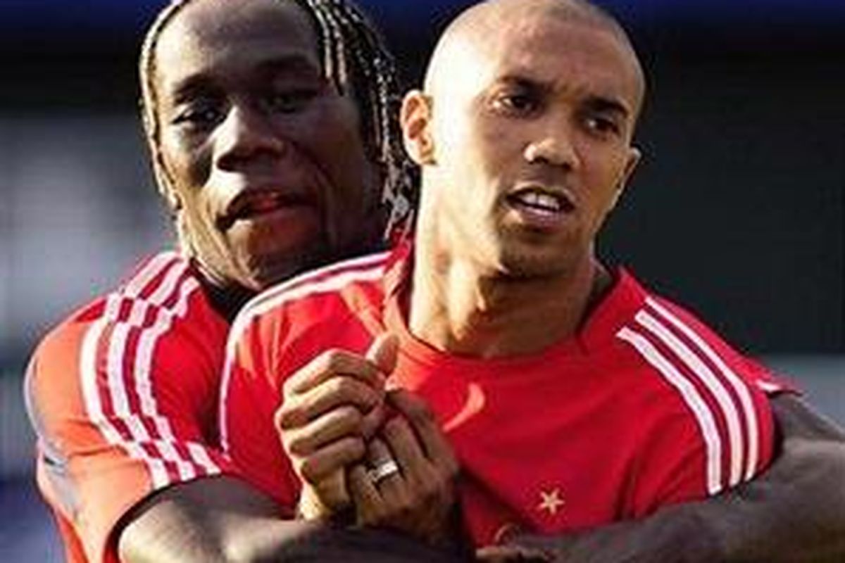 Pemain Arsenal Gael Clichy (kanan) bercanda dengan rekan satu timnya, Bacary Sagna, dalam sesi latihan.