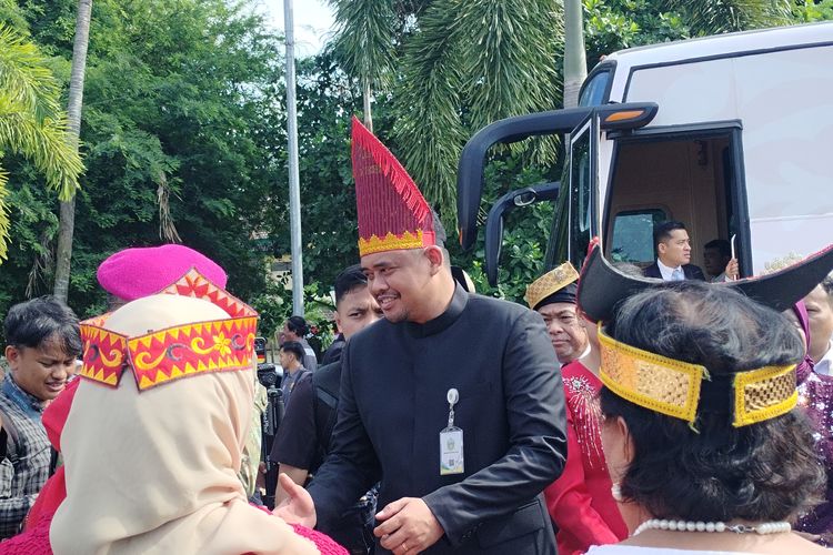 Tak Mau Nyaman di Pendopo, Bobby Nasution Panas-panasan Saat Upacara HUT Ke-81 RI