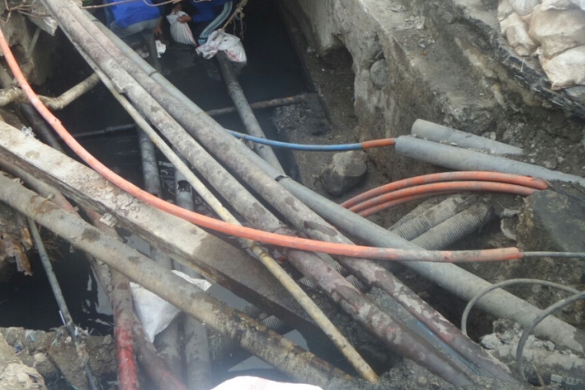 Kabel utilitas yang semrawut di dalam saluran air Jalan Wahid Hasyim. 