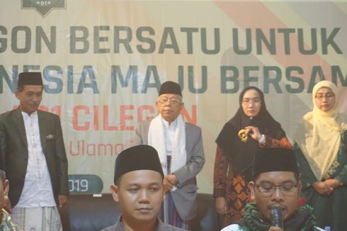 Deklarasi Dukungan, Tokoh Silat Cilegon Beri Golok kepada Ma'ruf Amin