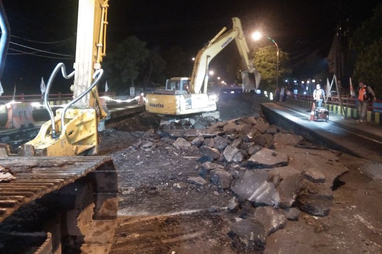 Proses pembongkaran Jembatan Ngaglik 1 yang ambles, dilakukan dengan alat berat pasca kejadian, Selasa (29/3/2022) malam.