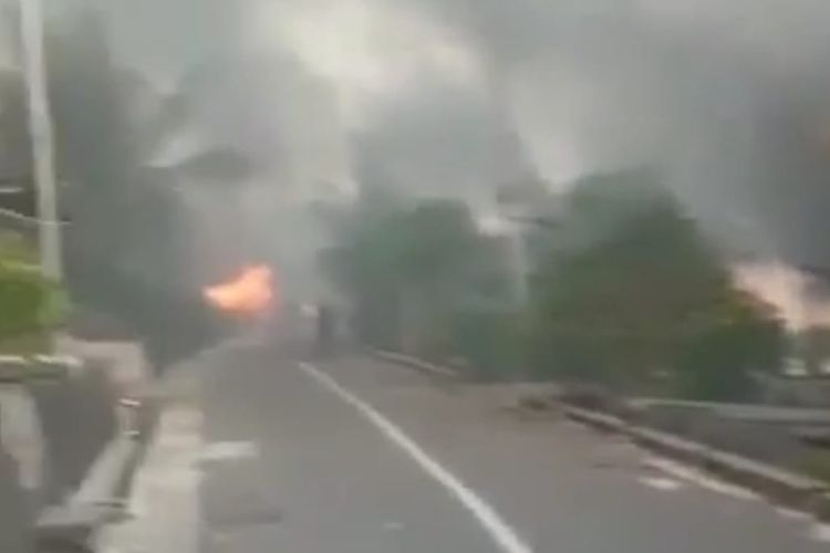 Sejumlah rumah warga di Desa Kariuw, Kecamatan Pulau Haruku, Kabupaten Maluku Tengah hangus terbakar setelah terjadi bentrok antar dua desa bertetangga di wilayah itu, Rabu (26/1/2022)
