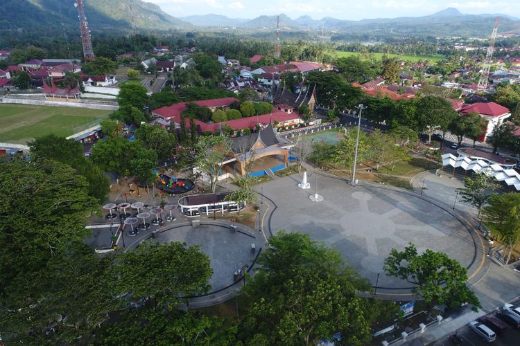 Kementerian PUPR telah menyelesaikan penataan kawasan wisata Desa Terindah Nagari Tuo Pariangan, dan Lapangan Cindua Mato di Kabupaten Tanah Datar, Provinsi Sumatera Barat.