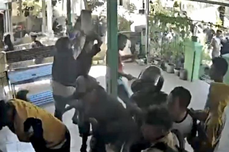 Pencuri Mangga di Bontang Tewas Usai Jatuh dari Pohon, Keluarga Korban Malah Keroyok Pemilik CCTV