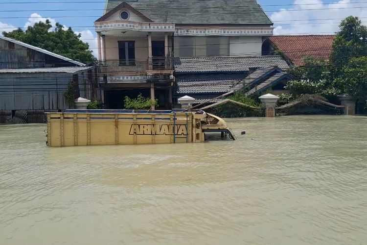 Truk tenggelam di jembatan Tanggulangin, Kecamatan Karanganyar, Kabupaten Demak, Senin (12/2/2024). (KOMPAS.COM/NUR ZAIDI).