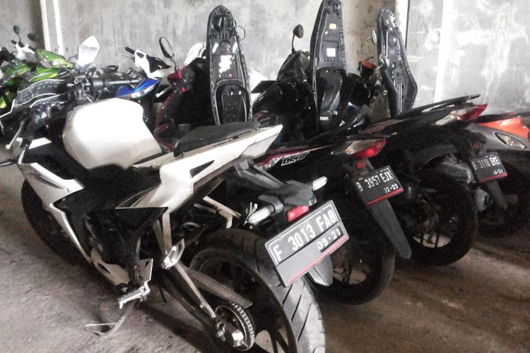 Motor-motor tarikan leasing Adira Finance yang disimpan di gudang penyimpanan milik Adira di Tapos, Depok, Senin (5/2/2018).