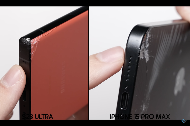 Uji jatuh kedua adalah menguji ketahanan sudut iPhone 15 Pro Max (kanan) dan Galaxy S23 Ultra (kiri)