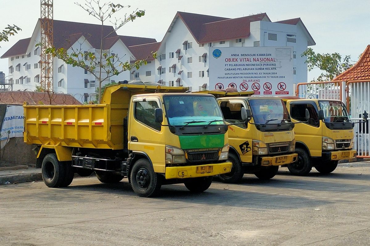 Truk di Pelabuhan Sunda Kelapa, Jakarta Utara