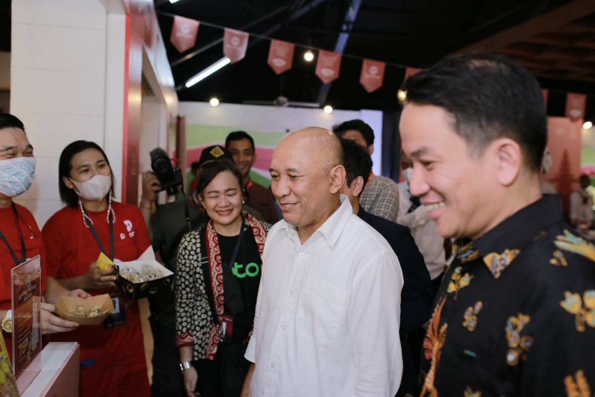 Menteri Koperasi dan UKM RI Teten Masduki, didampingi oleh CEO GoTo Andre Soelistyo dan VP Public Policy and Government Relations Food & Groceries Nitya Wulandari, mengunjungi GoFood Culinary Bazaar, Bali Collection, Nusa Dua, bagian dari kegiatan side event G20 (14/11).